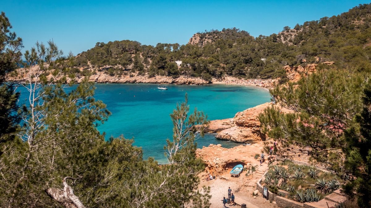 Cómo organizar una escapada a Baleares desde Madrid combinando tren, coche y ferry