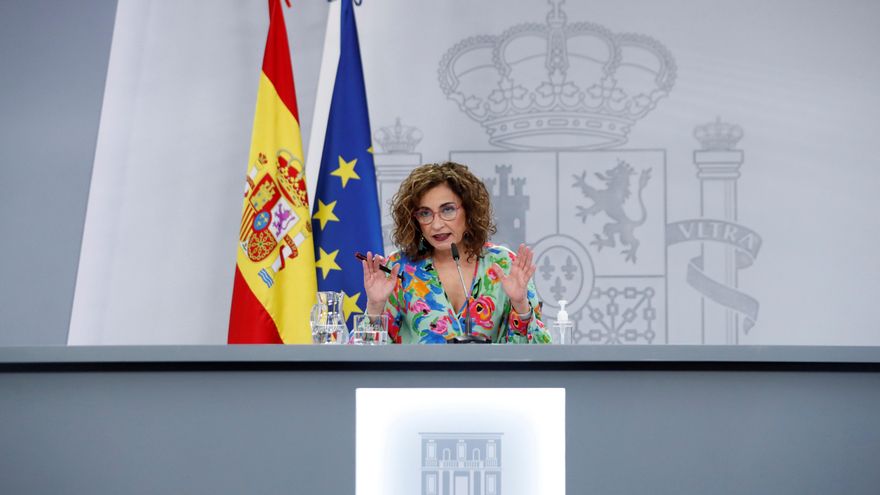La portavoz del Gobierno y ministra de Hacienda, María Jesús Montero durante la rueda de prensa tras el Consejo de Ministros celebrada en el Palacio de la Moncloa en Madrid este martes. EFE/Emilio Naranjo