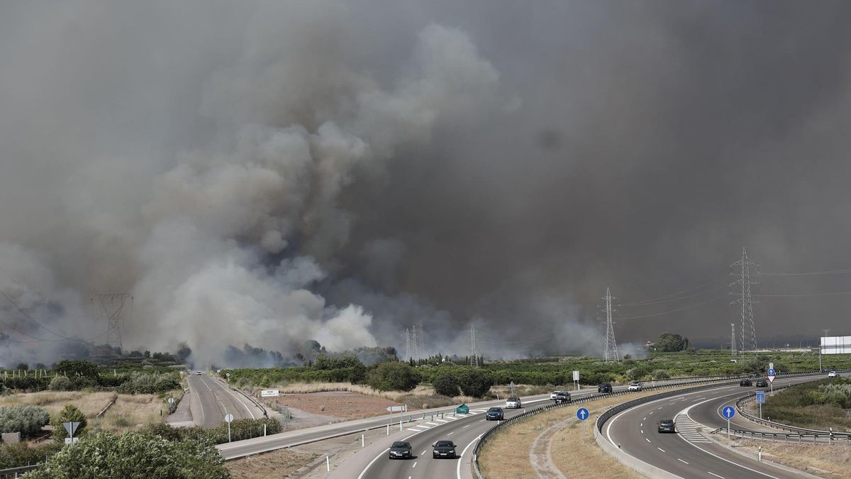Vista del incendio llegando a la Autovía A-7 a la altura de La Vall d'Uixò (Castellón), este sábado.