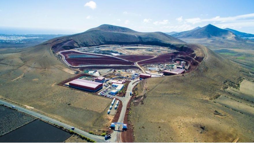 La basura desborda el cráter volcánico convertido en vertedero de Lanzarote y mancha el paisaje