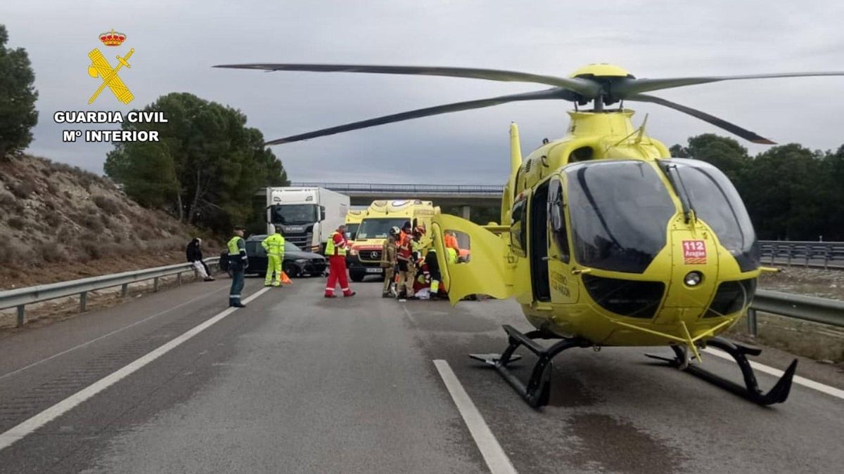 Herida grave una niña de 13 años que había salido del coche en la autovía A-2 tras un choque con un camión
