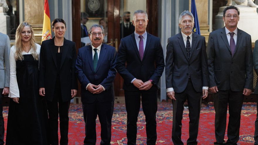 De izquierda a derecha, Ángeles Carmona, Irene Montero, Rafael Mozo, Ander Gil, Fernando Grande-Marlaska y Álvaro García Ortiz.