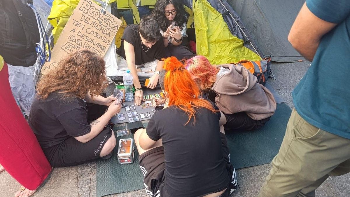 Varias personas juegan a un juego de cartas en Sol.