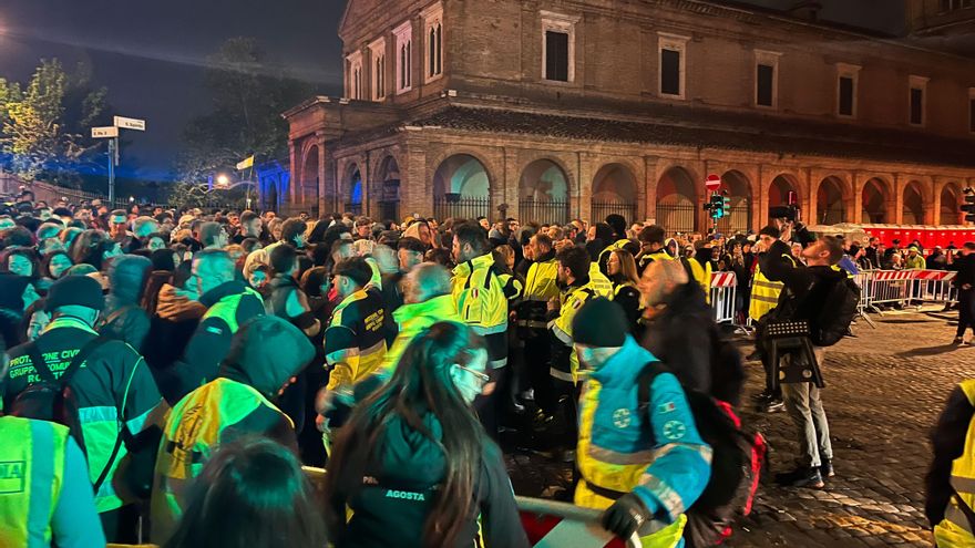 Casi 150.000 personas abarrotan San Pedro y aledaños por el funeral del papa