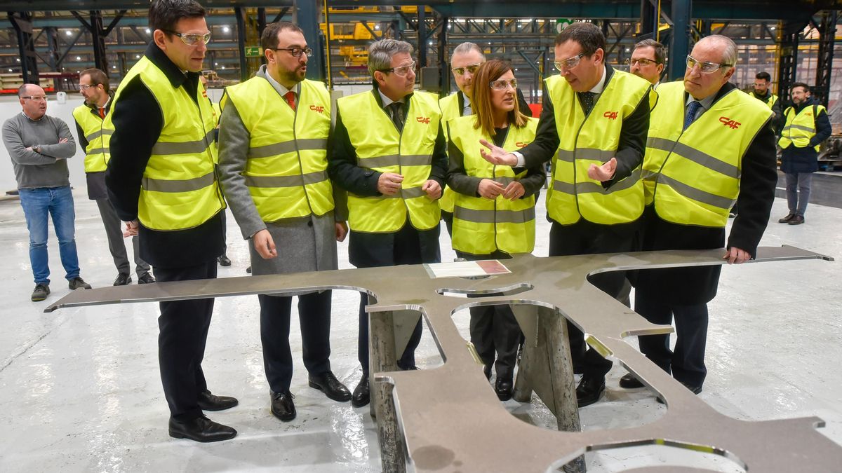 Visita de los presidentes de Cantabria y Asturias, María José Sáenz de Buruaga y Adrián Barbón a las instalaciones de CAF en febrero de 2024.