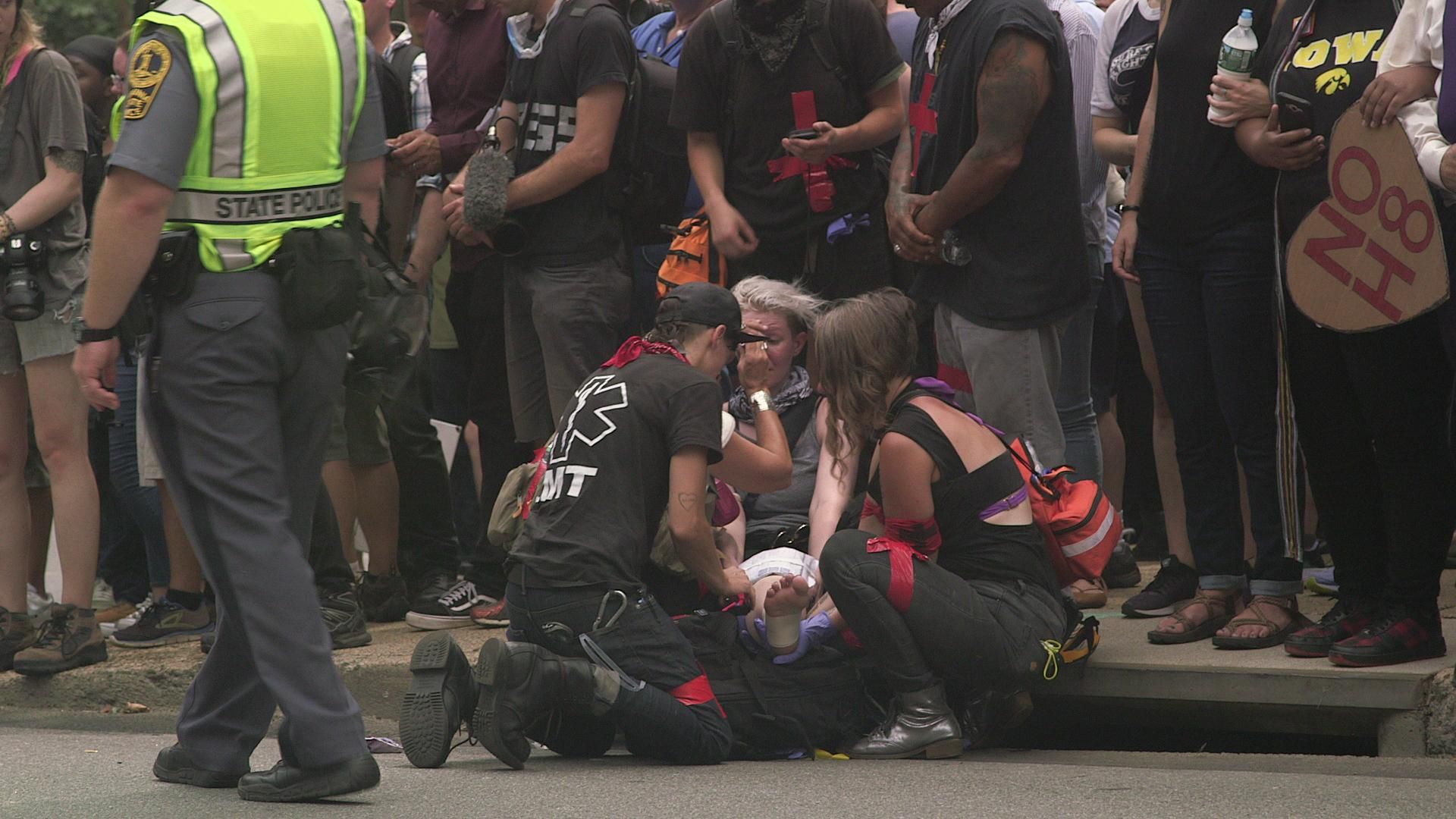 Una mujer es atendida por los paramédicos tras ser atropellada en las protestas en Virginia