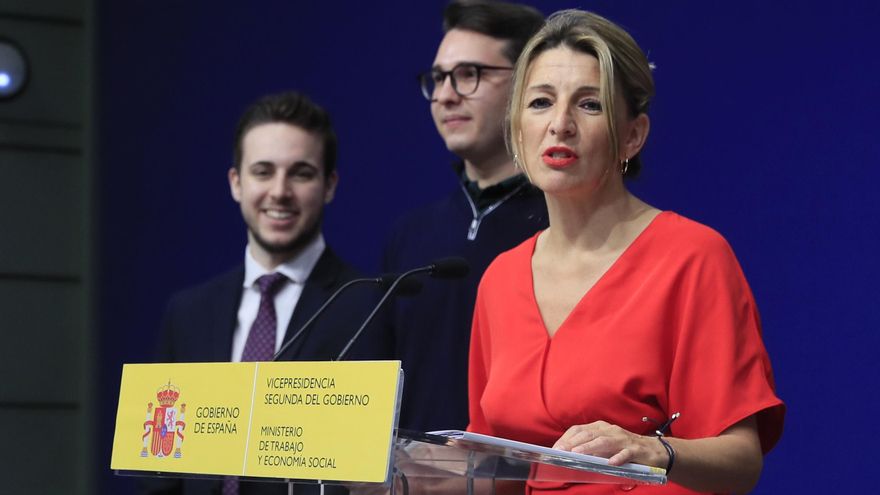 Imagen de archivo de la vicepresidenta segunda y ministra de Trabajo y Economía Social, Yolanda Díaz, tras reunirse en mayo de 2022 con diversos colectivos para tratar la elaboración del Estatuto del Becario. EFE/ Fernando Alvarado