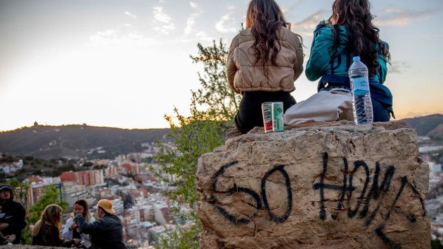¿Puede frenarse el frenesí turístico? Los vecinos de las zonas más atestadas piden menos visitas