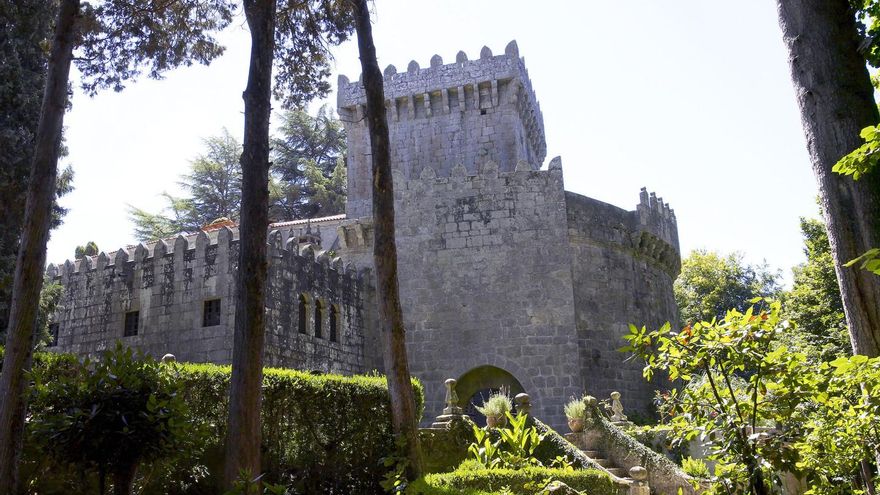 Ejemplo de arquitectura defensiva medieval y oculto entre árboles, una de las leyendas de este castillo gallego asegura que se construyó en una sola noche