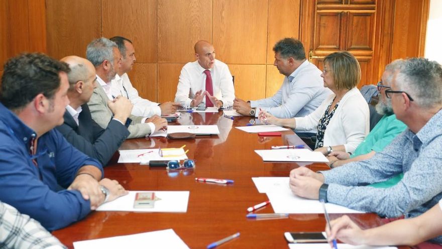 Carlos S. Campillo / ICAL El alcalde de León, José Antonio Diez, recibe al presidente del Círculo Empresarial Leonés (CEL), Julio César Álvarez y a su Junta Directiva.