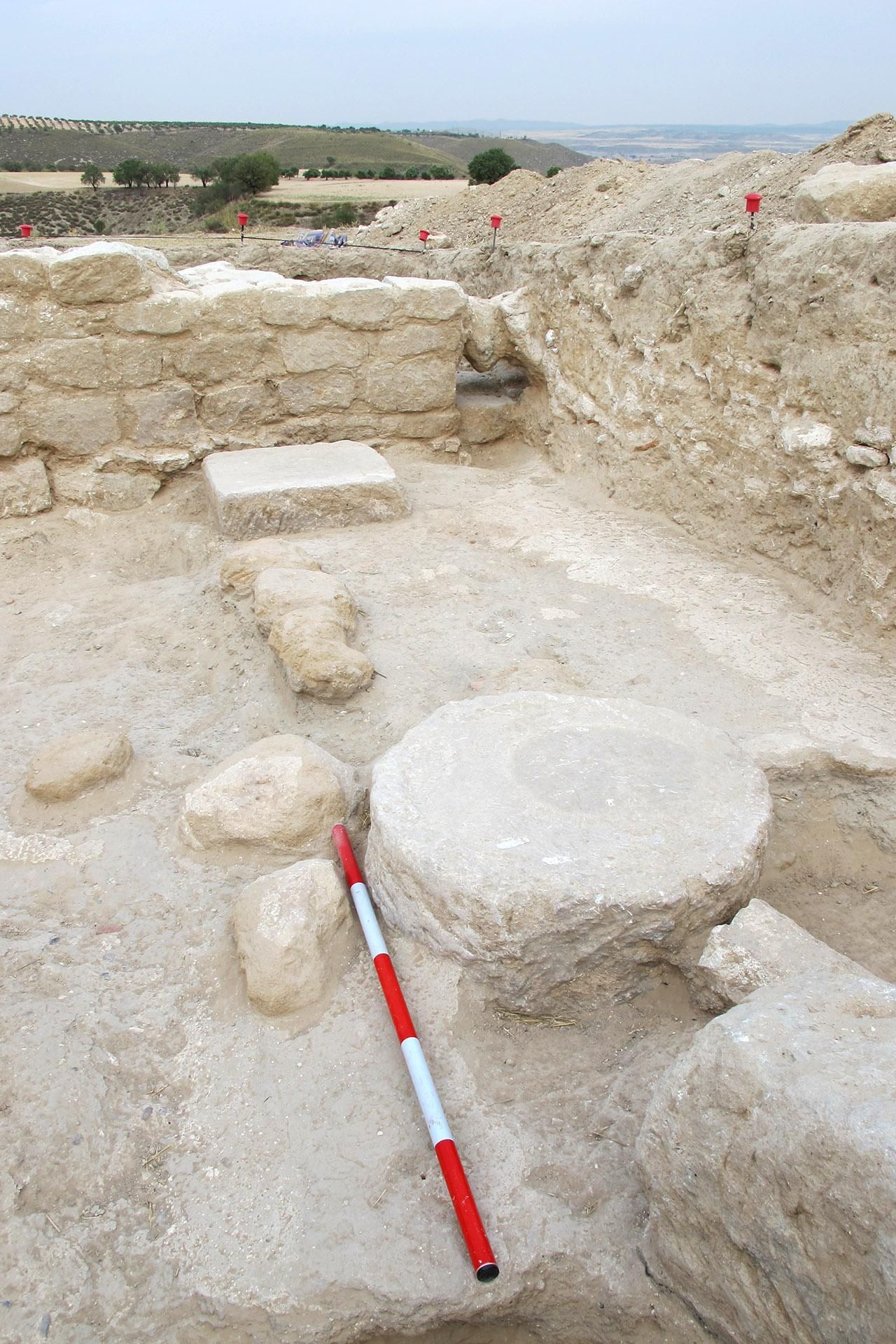 Catas en las basas de columna y suelo de la taberna ubicada en el criptopórtico del foro en el yacimiento de la ciudad romana de Caraca