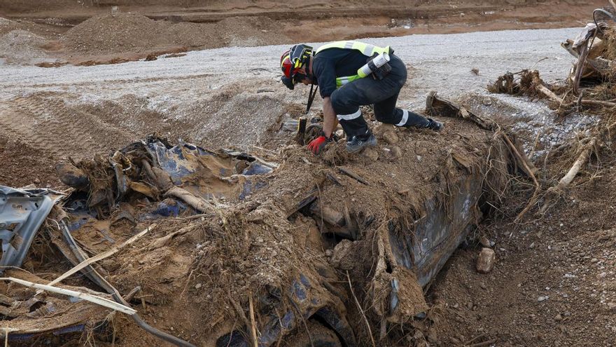 Integrantes de la Unidad Militar de Emergencias (UME) desentierran vehículos en el barranco del Poyo, una de las principales vías que recorrió el agua durante la riada, este jueves en Valencia.