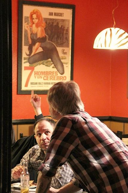 El neoyorkino Mike atendiendo una mesa en el Móngogo de León. / Carlos J. Domínguez