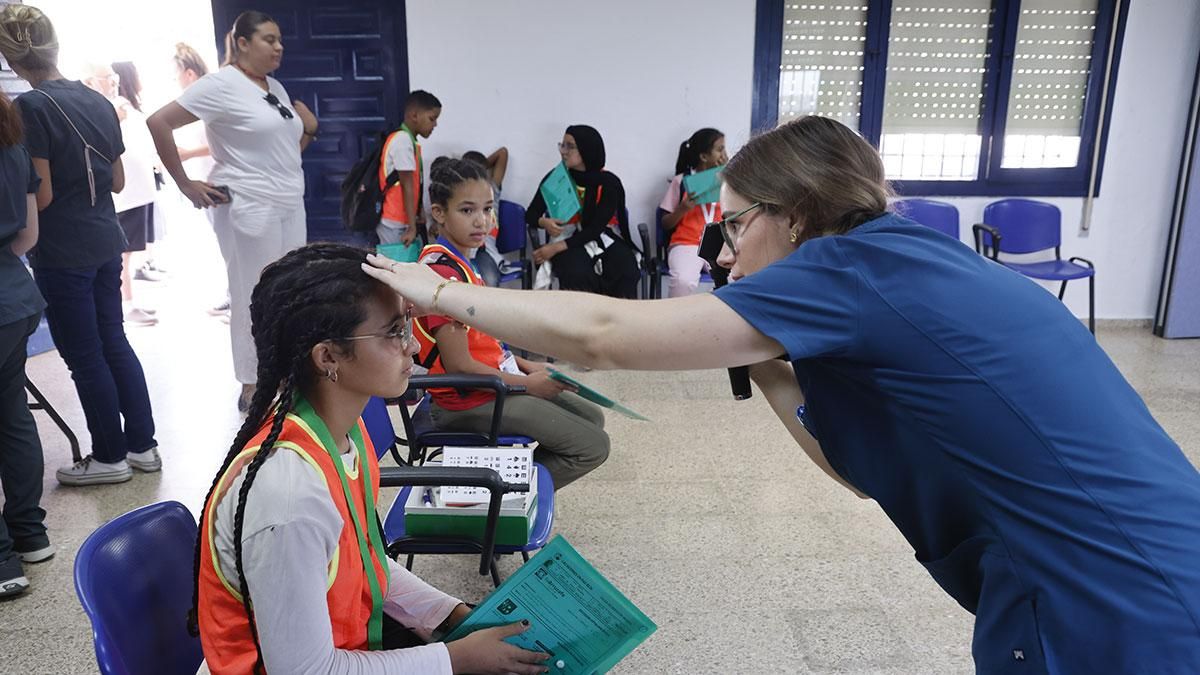 La llegada de los 131 niños saharauis que pasarán el verano en Córdoba, en imágenes