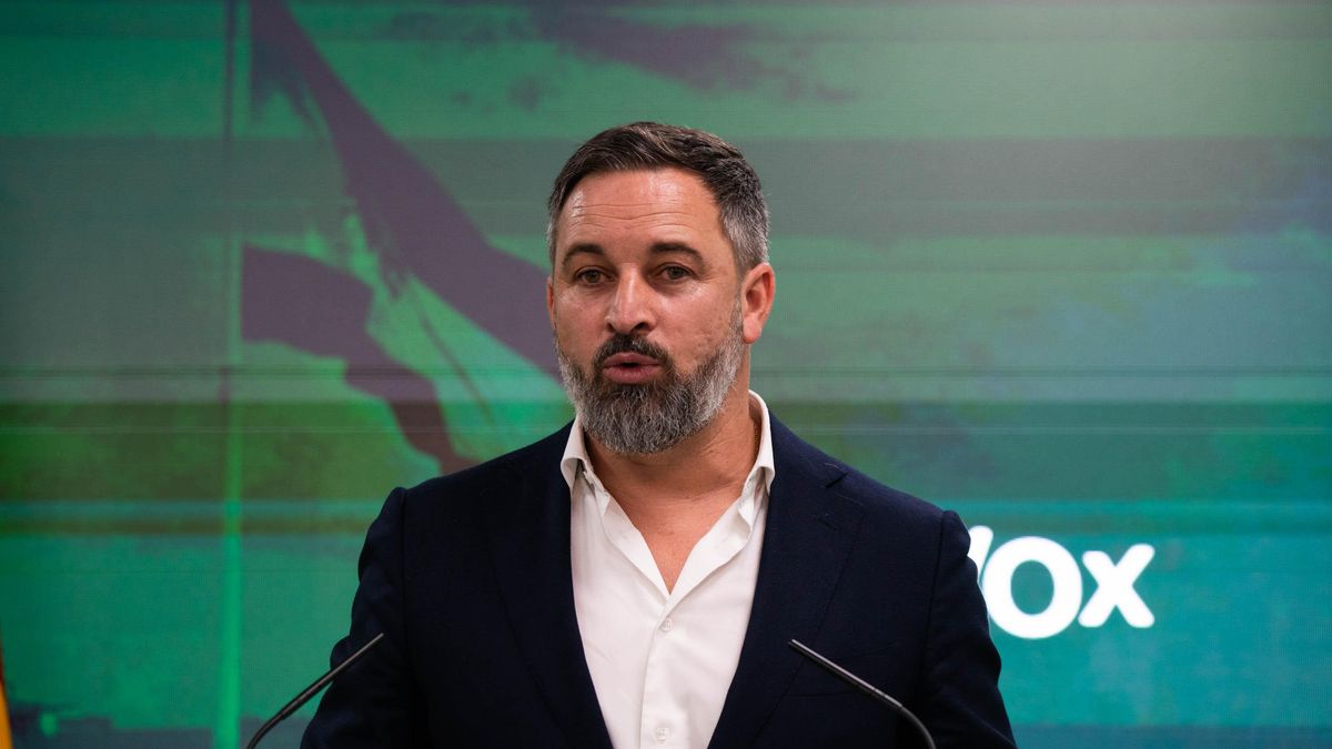 Archivo - El líder de VOX, Santiago Abascal, durante una rueda de prensa en la sede de su partido