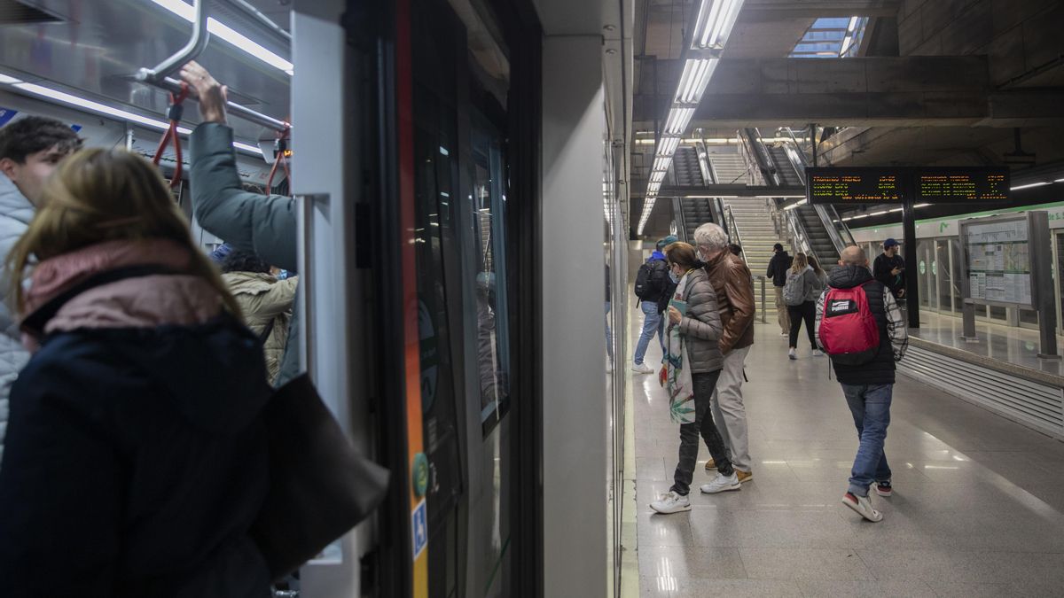 Pasajeros en la estación de metro Prado de San Sebastián.