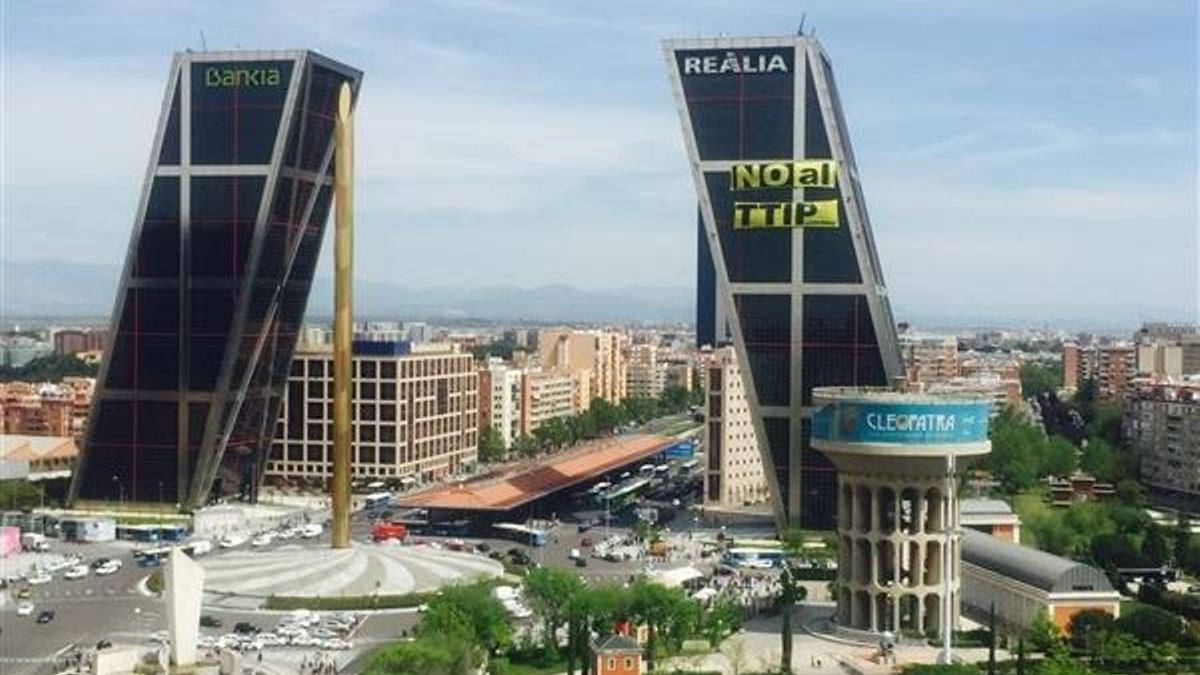 Pancarta completamente desplegada con el mensaje "NO al TTIP". Foto: Greenpeace España