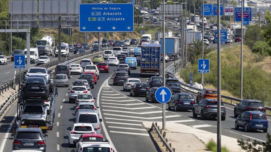 Retenciones de tráfico en el enlace de la A-30 y la A-7 a la altura de Espinardo, (Murcia), este viernes durante la operación salida de vacaciones de agosto.