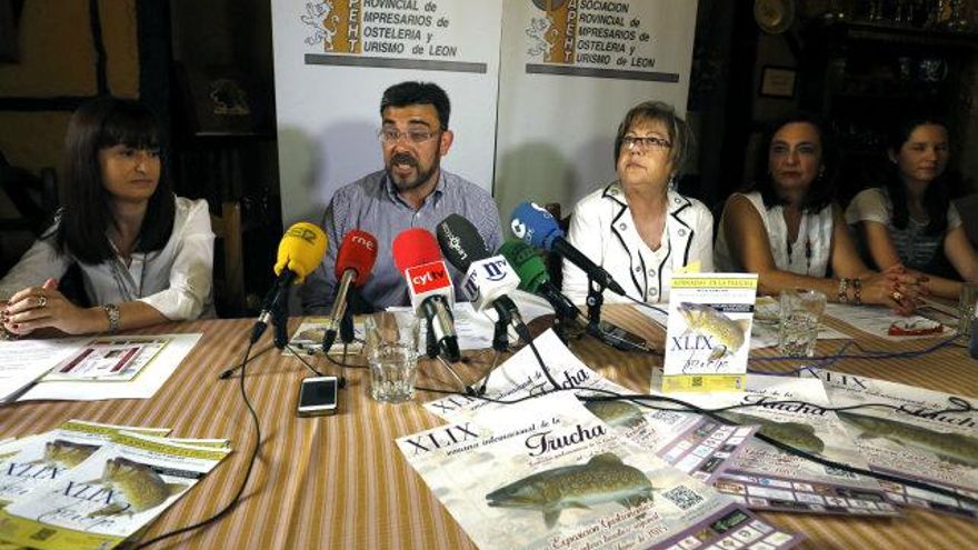Carlos S. Campillo / ICAL El presidente de la Asociación Provincial de Empresarios de Hostelería y Turismo de León, Pedro Llamas, presenta las jornadas gastronómicas y el concurso exposición dentro de la cuadragésima novena edición de la Semana Internacional de la Trucha.