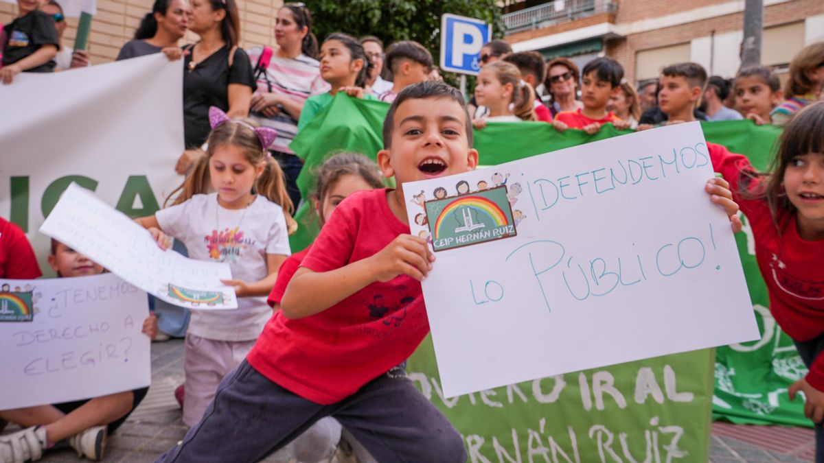 Protesta de padres del Cruz de Juárez y Hernán Ruiz por no aumentar una nueva línea
