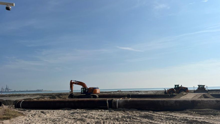Un barco único en el mundo, una tubería kilométrica y un trasvase de arena de 3 millones de metros cúbicos: así se regeneran las playas de València