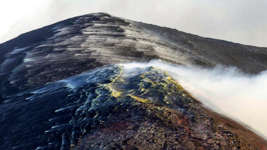 Volcán de La Palma, con acumulación de azufre en el cono principal y emisión de gases
