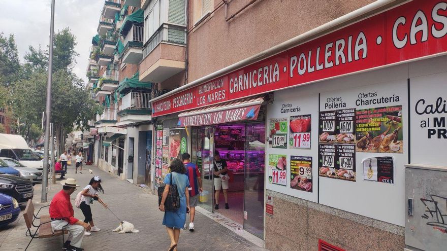 Estampa en el exterior de un establecimiento de Pueblo Nuevo.