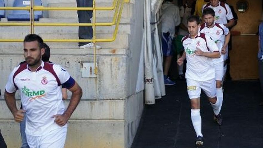Los jugadores de la Cultural saltan al campo, en primer término Murci.