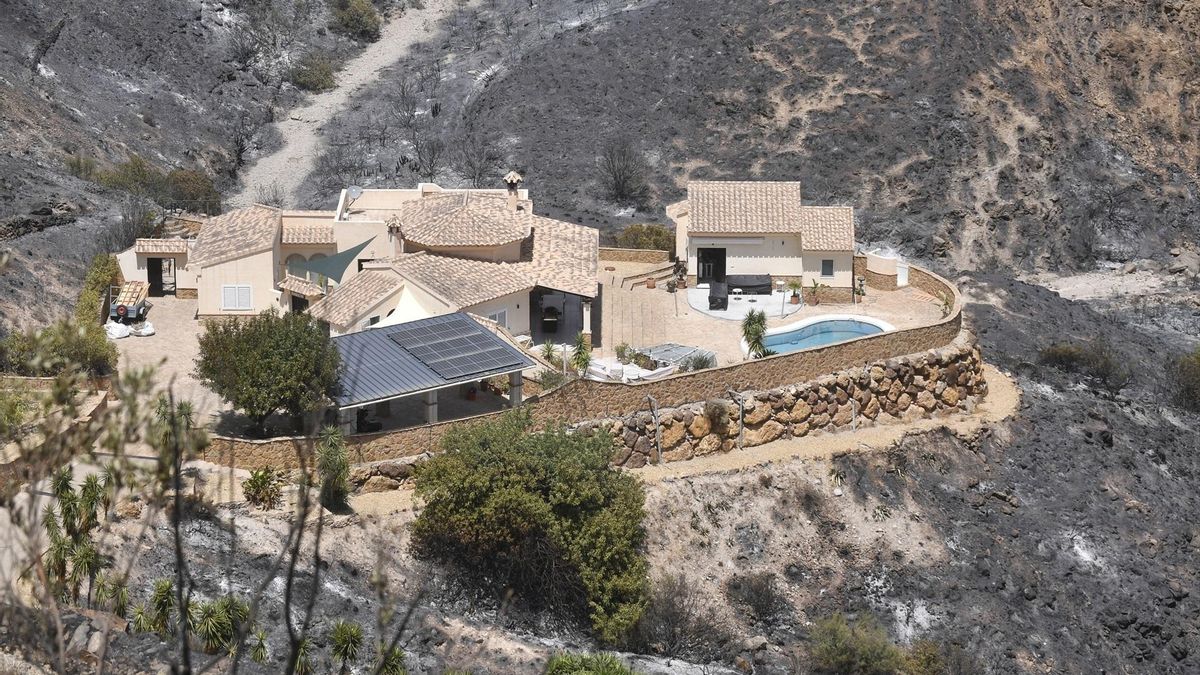 Una vivienda, salvada de las llamas en Almería.