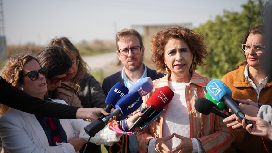 La vicepresidenta primera del Gobierno y ministra de Hacienda, María Jesús Montero (i), atiende a los medios de comunicación en el marco de una visita realizada al Ayuntamiento de Cantillana para interesarse por la situación actual y la recuperación en ma