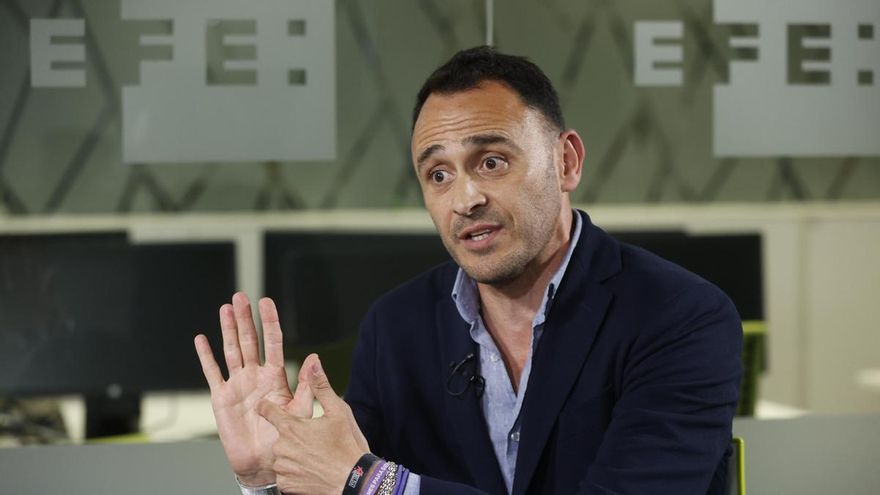 El candidato de Podemos a la Alcaldía de Madrid, Roberto Sotomayor, durante una entrevista con EFE en la que considera que el auge de delitos de violencia de género en la capital guarda relación con que el alcalde, José Luis Martínez-Almeida, haya “comprado” el discurso de Vox sobre esta materia, por lo que se pregunta “para qué queremos a Vox si tenemos a Almeida en el Ayuntamiento de Madrid”. EFE/Juan Carlos Hidalgo