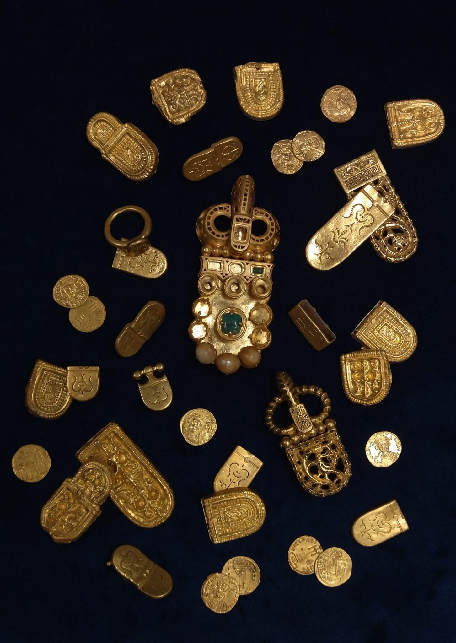 Algunas de las joyas encontradas en el barco.