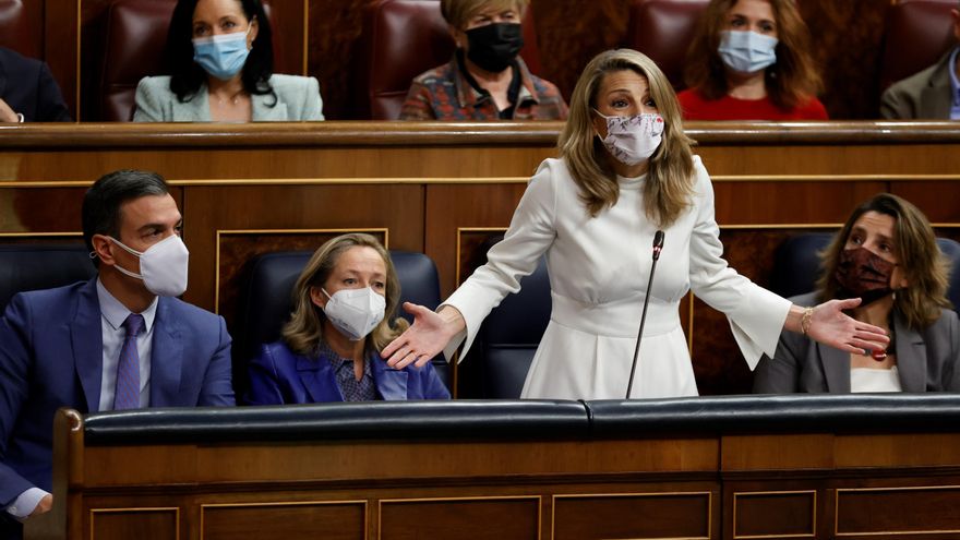 La vicepresidenta segunda y ministra de Trabajo y Economía Social, Yolanda Díaz (2d), interviene en la sesión de control al Gobierno celebrada en el Congreso de los diputados en Madrid este miércoles. EFE/ Javier Lizón