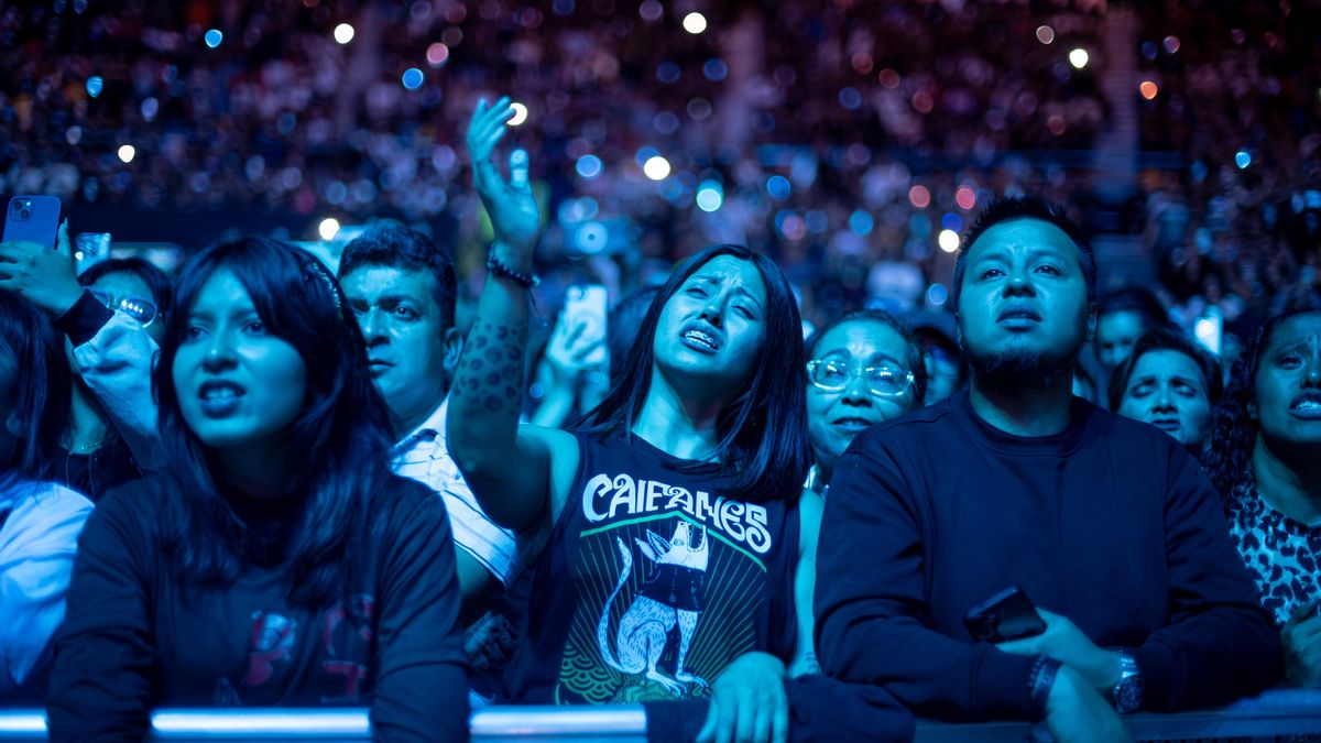 Público en el concierto de Caifanes en el Palacio de los Deportes de Ciudad de México