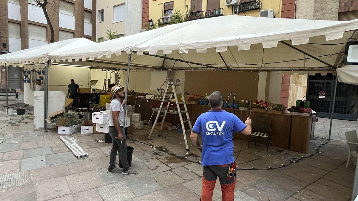 Montaje de la Cruz de Mayo de la plaza de San Hipólito