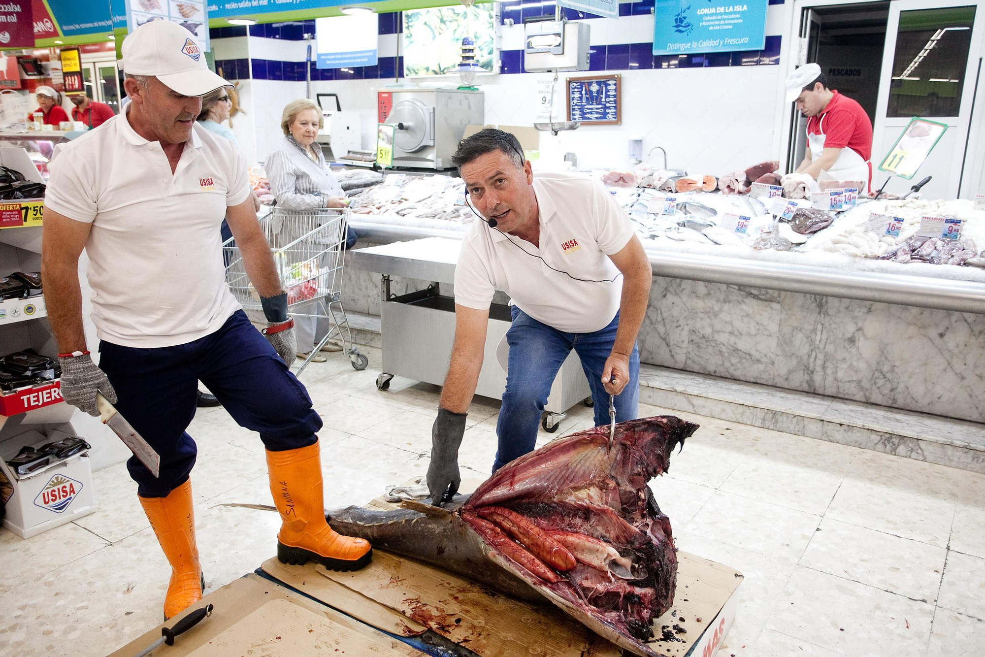 Ronqueo de atún en un supermercado.