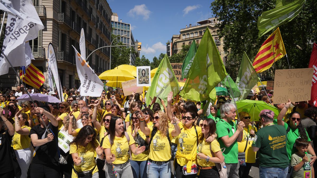 La nueva huelga educativa moviliza a miles de docentes en Barcelona: "Menos policía, más educación"