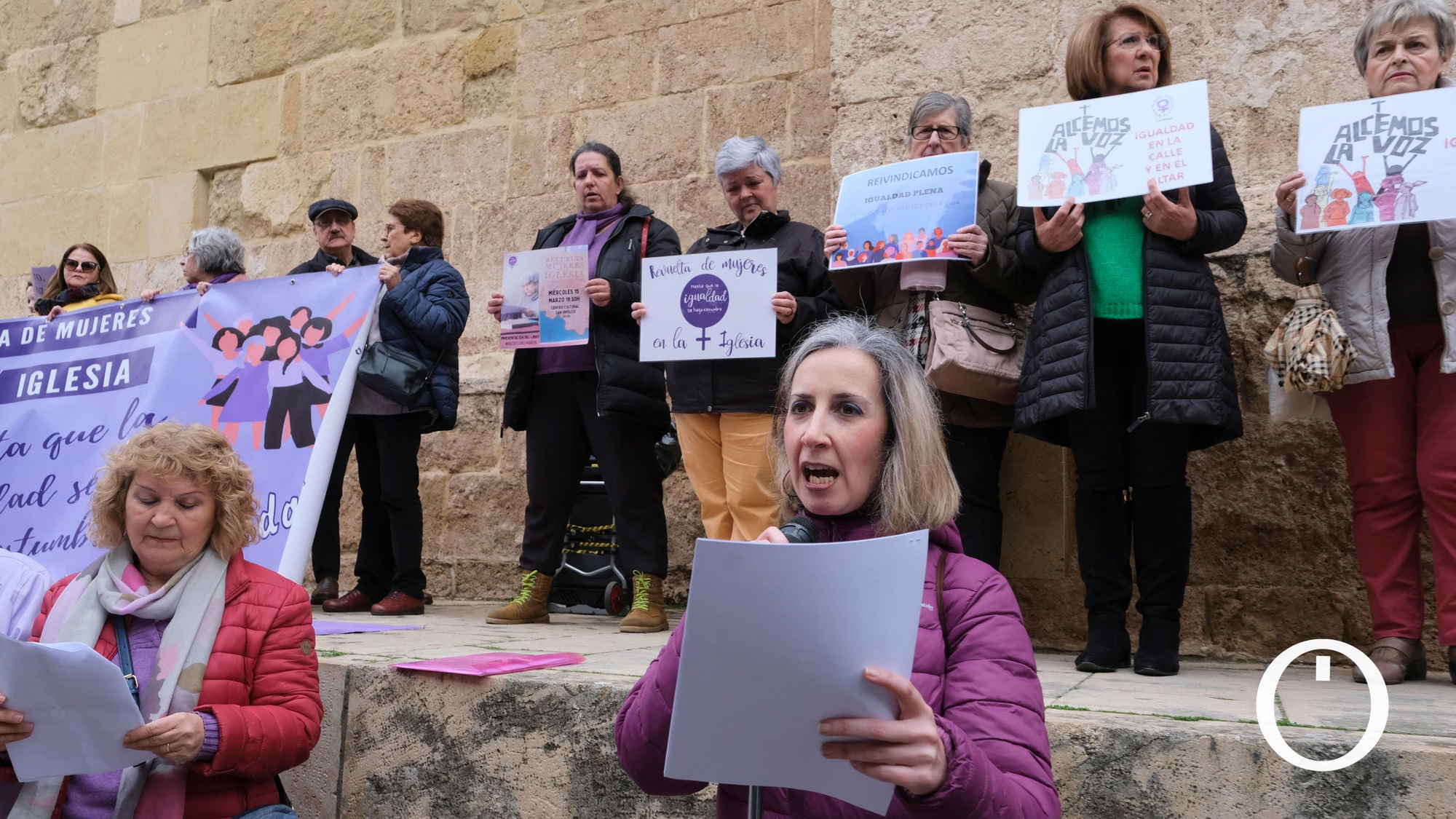 Concentración Revuelta de Mujeres en la Iglesia