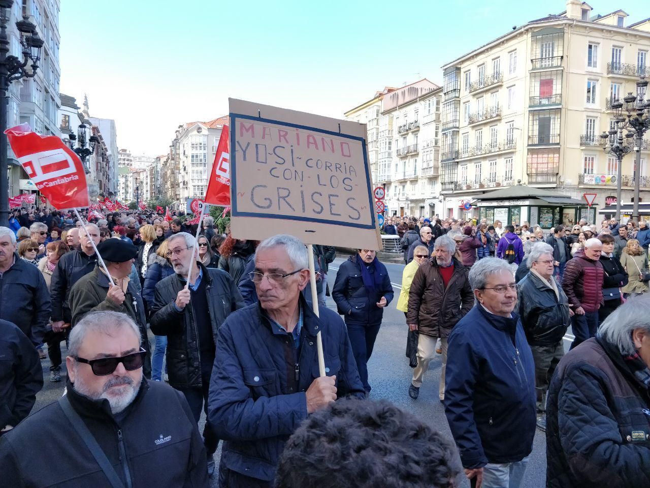 Pancarta durante la manifestación de los pensionistas en Santander. | ANDRÉS HERMOSA