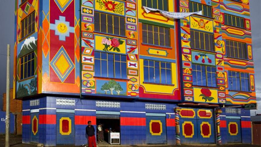 'Cholet' en El Alto. A esta corriente la han bautizado como Nueva Arquitectura Andina.