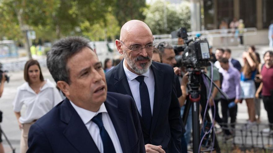El rector de la Universidad Complutense, Joaquín Goyache (d), a su salida de los Juzgados de Plaza de Castilla por el ‘caso Begoña Gómez’, el 29 de julio en Madrid.
