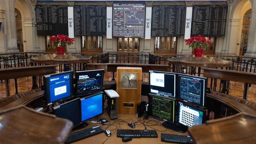 Archivo -  Un panel del Ibex 35 en el Palacio de la Bolsa