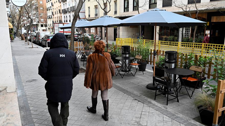 Varias personas pasan esta semana junto a la terraza de un bar instalada en la calle Alonso Cano de Madrid. EFE/ Fernando Villar