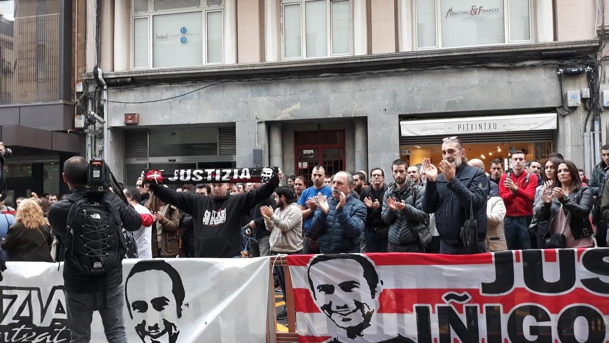 La plataforma Iñigo Cabacas se concentra frente al al Palacio de Justicia del País Vasco