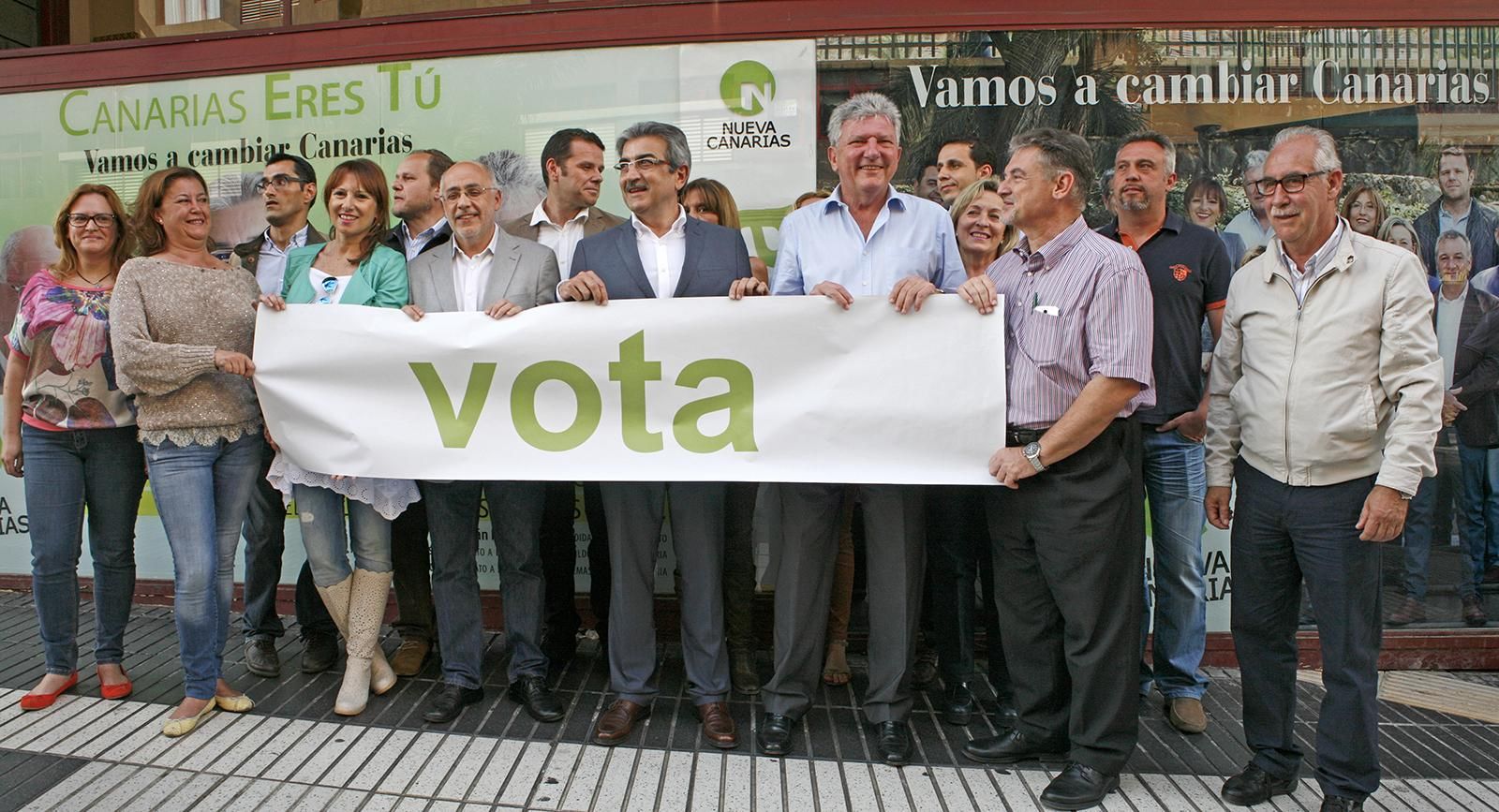 Pegada simbólica de carteles de campaña electoral. Foto: Alejandro Ramos