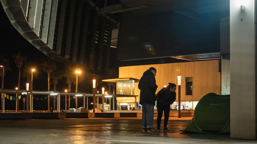 Una noche con un equipo que atiende a personas sin hogar: “La capacidad de exclusión de Barcelona es increíble”