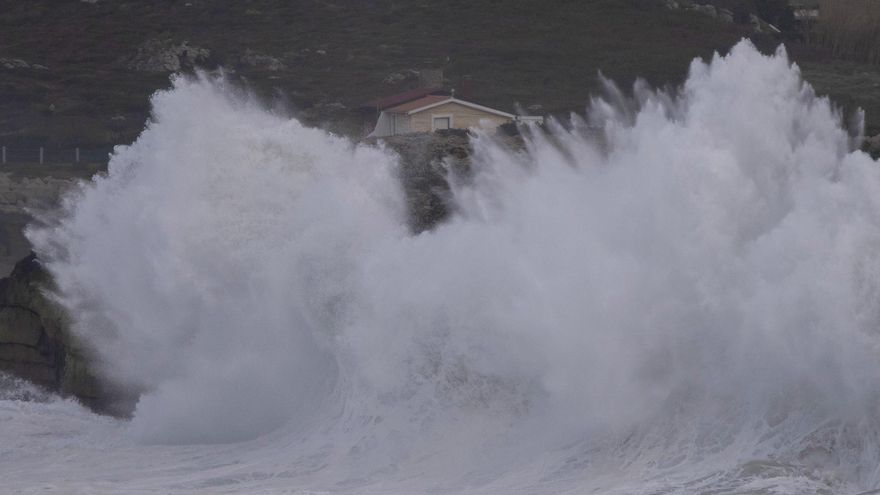 The sea storm in the Cantabrian Sea represents weekend weather with a drop in temperatures