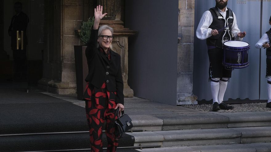 Meryl Streep taconea al son de las gaitas frente al Hotel de La Reconquista