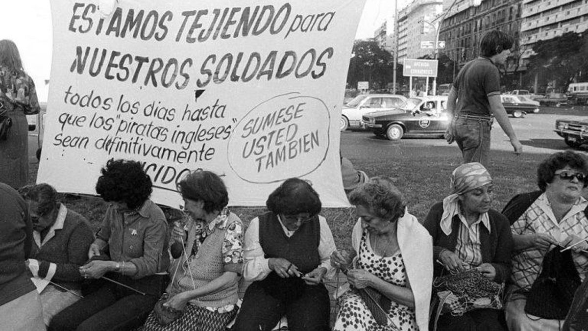 Un grupo de mujeres teje en el Obelisco durante la Guerra de Malvinas.
