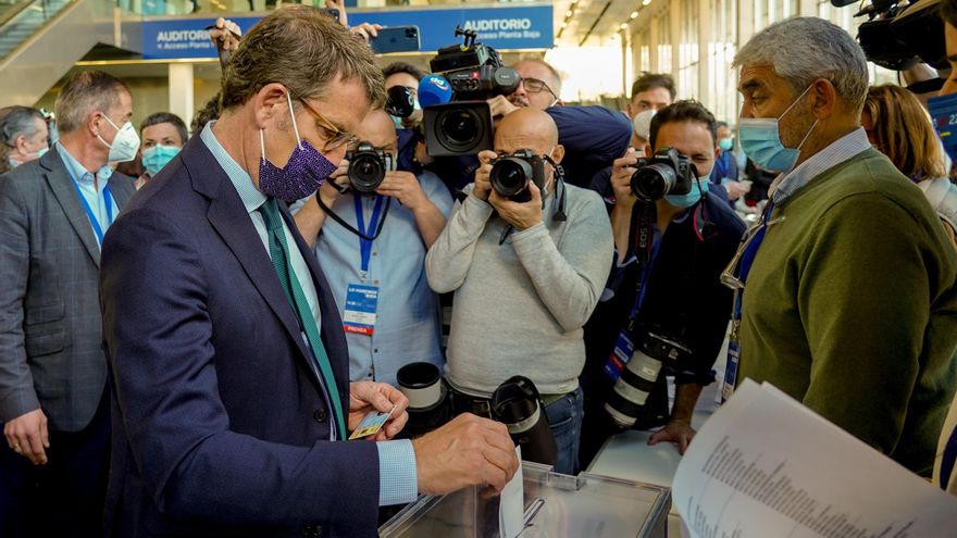 El presidente de la Xunta de Galicia y candidato a la presidencia del PP, Alberto Núñez Feijóo, en la votación en la jornada de clausura del XX Congreso Nacional del PP.